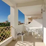 Centrally Located With Pool View Daire Albufeira