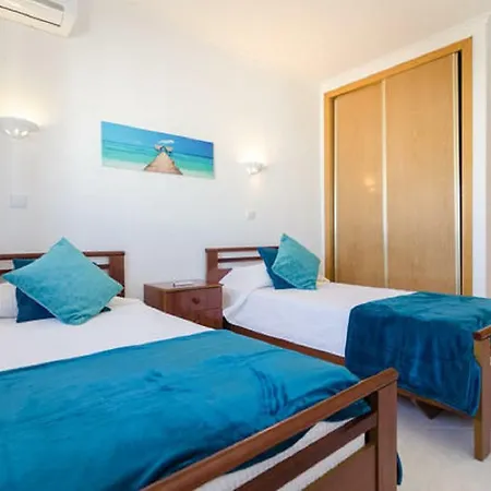 Centrally Located With Pool View דירה