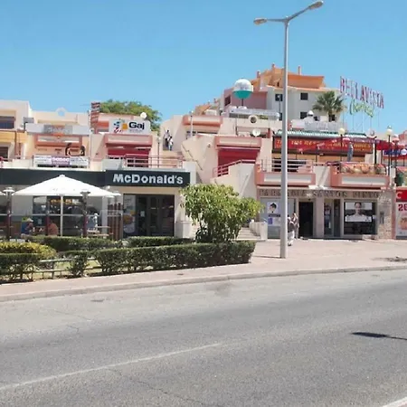 Centrally Located With Pool View דירה *