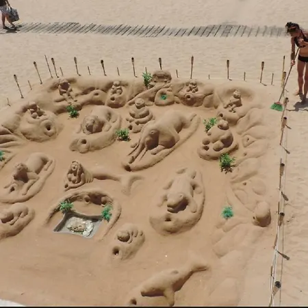 Centrally Located With Pool View דירה