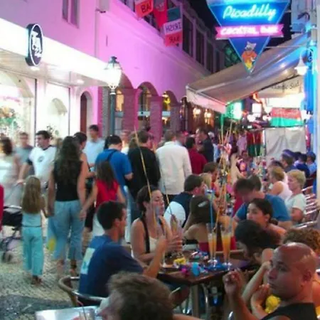 דירה Centrally Located With Pool View