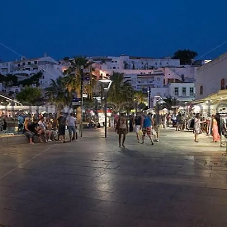 Centrally Located With Pool View דירה