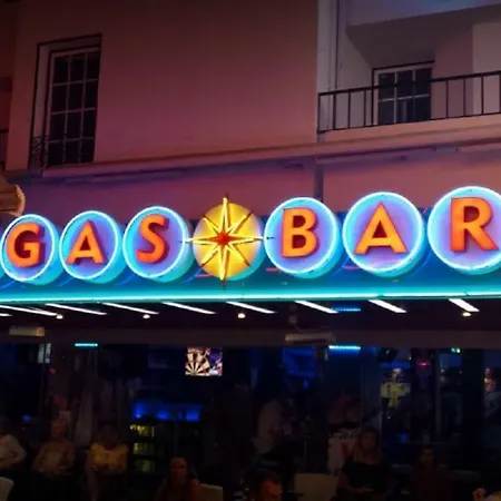 Centrally Located With Pool View דירה *