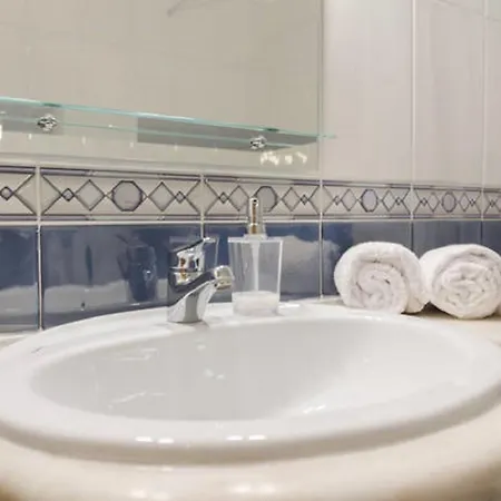 Centrally Located With Pool View דירה