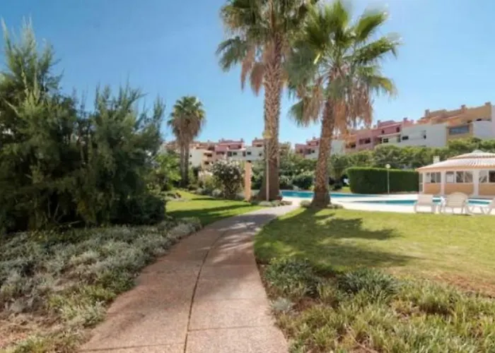 Daire Centrally Located With Pool View