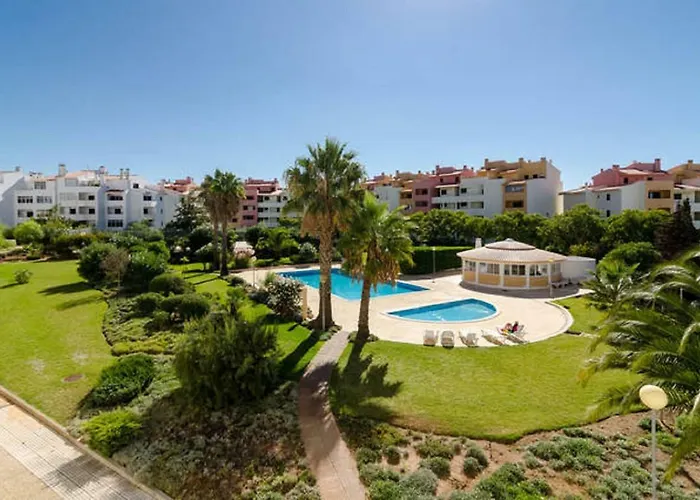 Centrally Located With Pool View Daire Albufeira