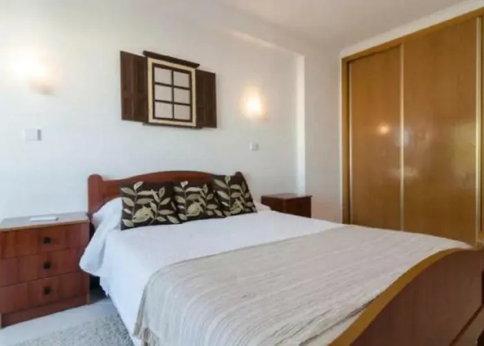 Centrally Located With Pool View Albufeira