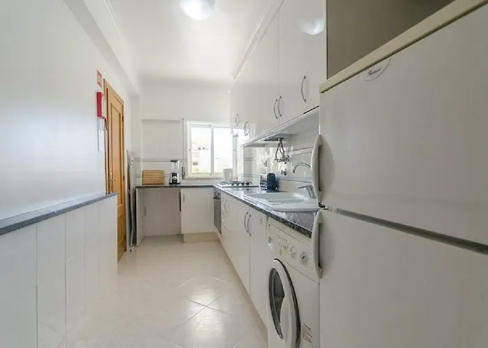 Centrally Located With Pool View Albufeira