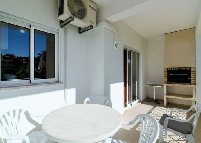 Daire Centrally Located With Pool View *