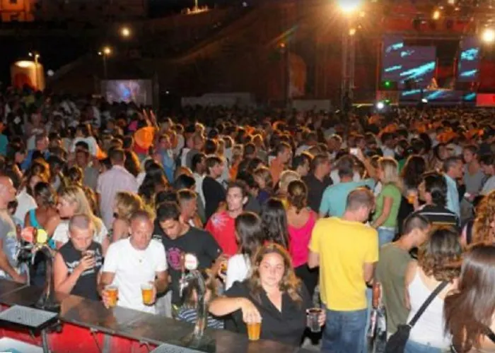 Daire Centrally Located With Pool View