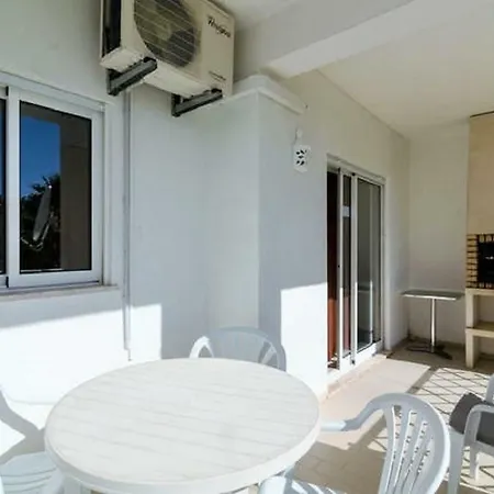Apartment Centrally Located With Pool View *