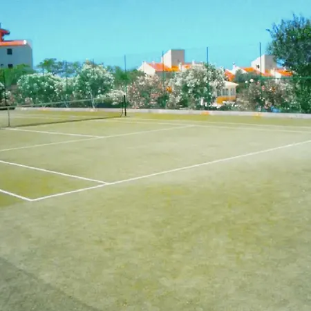 Centrally Located With Pool View Apartment *