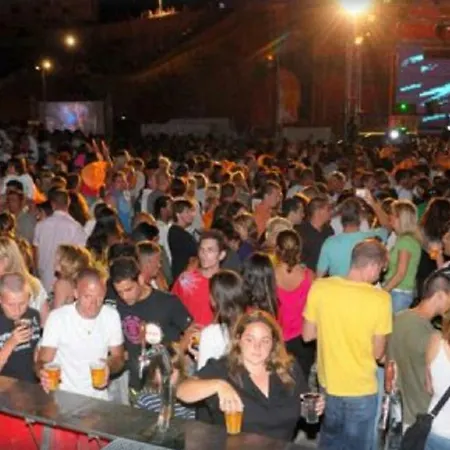 Lägenhet Centrally Located With Pool View