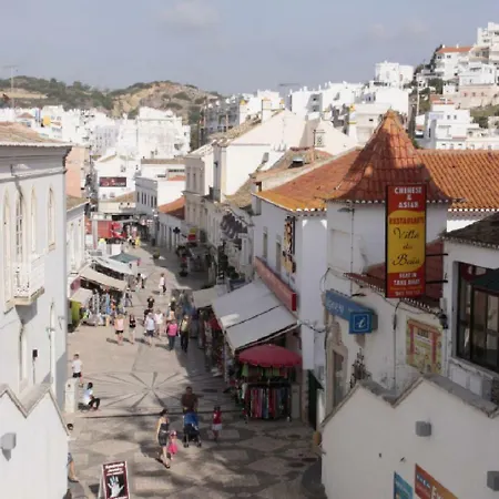 Centrally Located With Pool View Apartment *