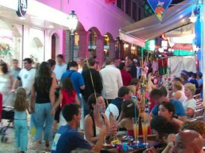 Apartamento Centrally Located With Pool View