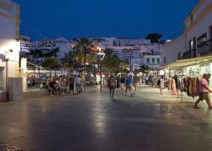 Centrally Located With Pool View Apartamento