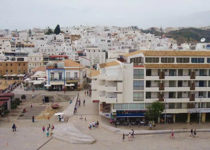 Centrally Located With Pool View Apartamento