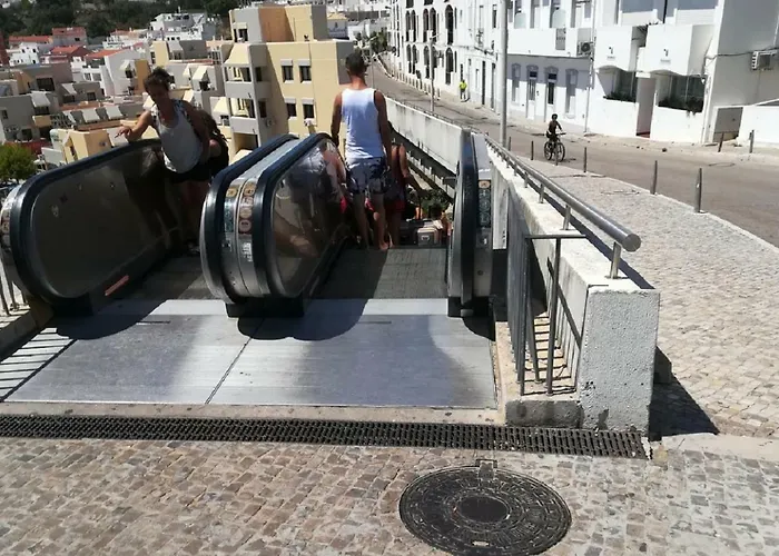 Centrally Located With Pool View Apartamento