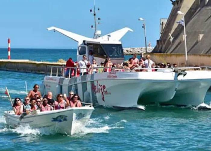 Centrally Located With Pool View Apartamento