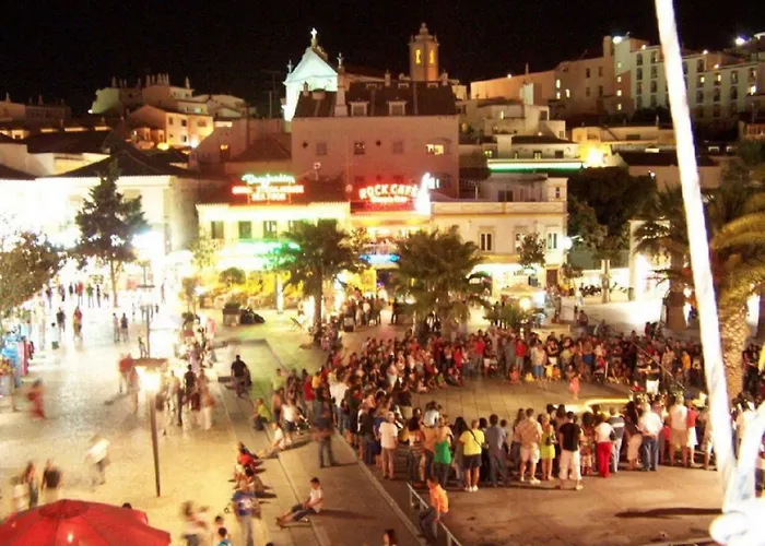 Centrally Located With Pool View Apartamento Albufeira