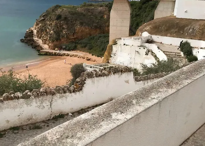 Centrally Located With Pool View Apartamento