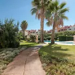 Appartement Centrally Located With Pool View