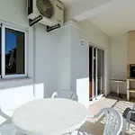 Apartment Centrally Located With Pool View *