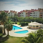 Centrally Located With Pool View Apartment *