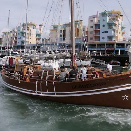 Lejlighed Centrally Located With Pool View