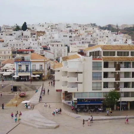 Centrally Located With Pool View Lejlighed