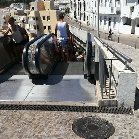 Centrally Located With Pool View Lejlighed