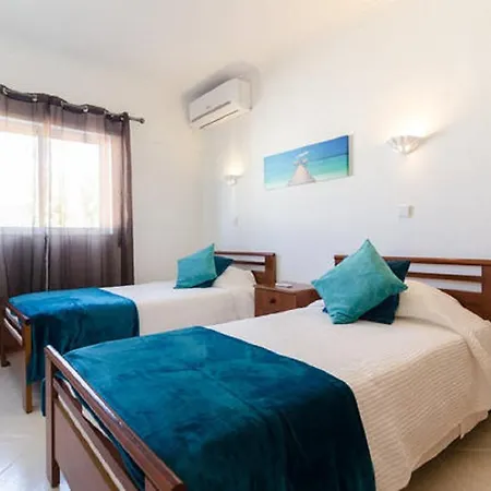 Centrally Located With Pool View Lejlighed