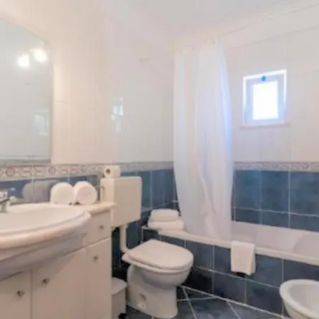 Centrally Located With Pool View Lejlighed *